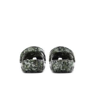 Men's camo clogs heel view with black backs and ventilated side holes