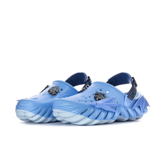 Men's blue clogs with wide strap, decorative emblems, cushioned platform sole