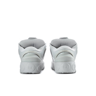 Light grey men’s skate sneakers, heel view with cushioned back and outsole