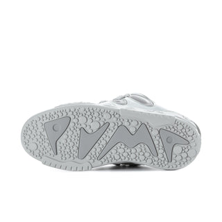Light grey men’s skate sneakers, outsole view with grippy tread pattern