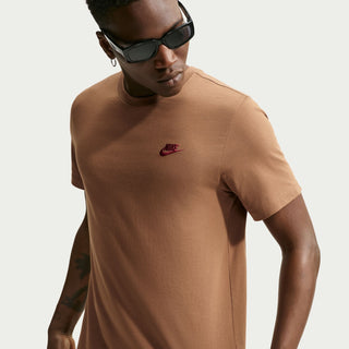 Men's ale brown crewneck T-shirt with small red Nike logo, short sleeves