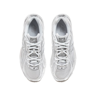 Youth running shoes in white and silver metallic, lace-up front view