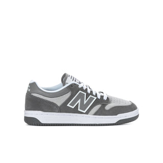 Youth low-top sneakers, dark gray and white, with lace-up front and NB side logo