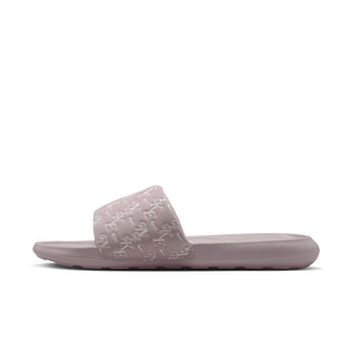 Mauve-pink women’s slide sandals with embossed logo strap and wide footbed