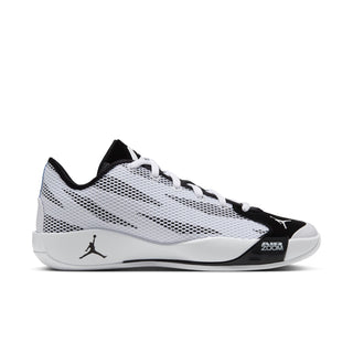 Men’s basketball shoes in white and black, low-top with lace-up and padded collar