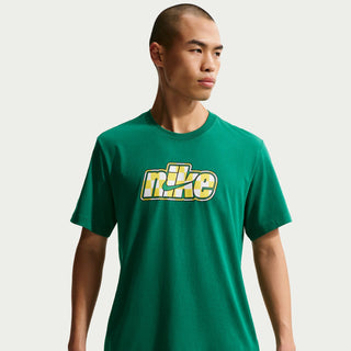 Men's malachite green sport tee with Nike chest logo, crew neck.