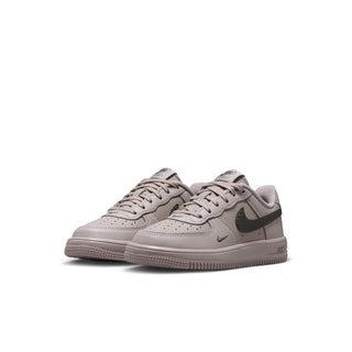 Kids low-top lace-up sneakers in light grey, side view with dark green swoosh