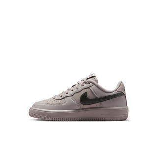 Kids low-top lace-up sneakers in light grey with dark green swoosh and stitched overlays