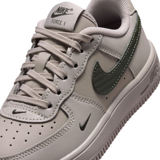 Kids sneaker heel and laces in light grey with Nike logo on the collar