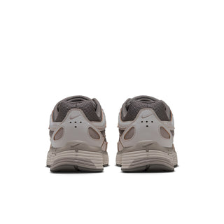 Men's sneakers heel view in light bone and gray with cushioned back collar
