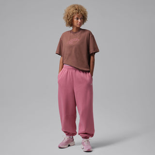 Oversized graphic tee for women in brown with "Friday" logo, loose fit