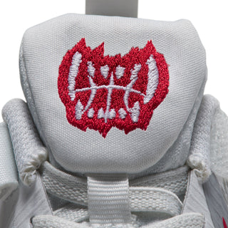 Kids' basketball shoe heel patch with red stitched logo on white fabric