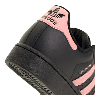 Kids adidas Superstar II heel close-up, black with pink accent panel and “SUPERSTAR” branding