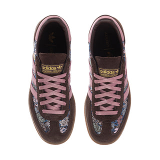 Women's low-top sneakers, lace-up front view with mauve laces, dark brown suede, blue print.
