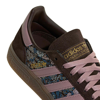Women's low-top sneaker interior and collar view with dark brown lining and mauve heel tab.