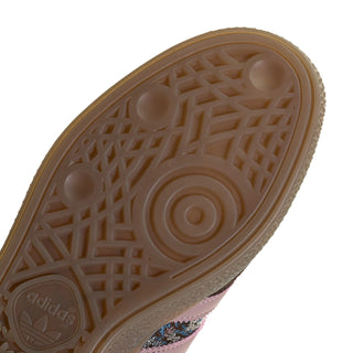 Textured gum outsole of women's low-top sneaker with grid and oval traction patterns.