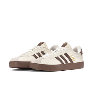 Women’s striped low-top sneakers in off-white with brown outsole and lace-up closure