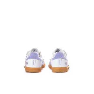 Kids' white low-top sneakers with purple heel panel and gum outsole
