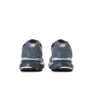 Men's New Balance sneakers with dark blue heel counter and contrast midsole