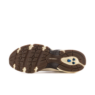 Women's New Balance 530 Wide sneakers in brown and cream, outsole tread view.