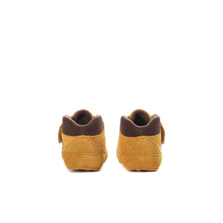 Infant wheat crib booties heel view with dark brown back cuff
