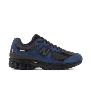 Men's 2002R sneakers in dark blue and black, lace-up with N logo and cushioned sole
