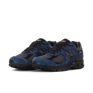 Men's 2002R lace-up sneakers, navy and black with large N side logo and comfort sole
