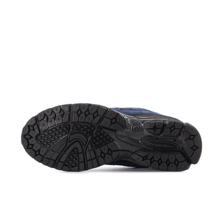 Men's 2002R outsole, black rubber tread with textured traction pattern