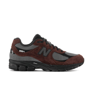 Men's sneakers in dark brown suede with black trim and gray N logo