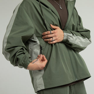 Men's olive windbreaker jacket with side pockets and elastic cuffs